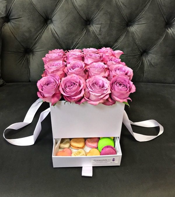 Коробка с цветами и макарунами