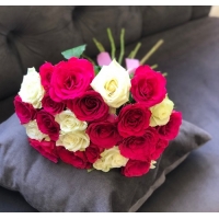 Букеты из белых и красных роз 40 см под ленту