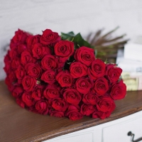 Букеты из красных роз 40 см под ленту
