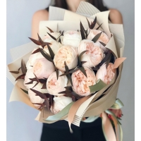 Букет микс с Пионовидной розой  Эмма Вадхаус в фирменой упаковке