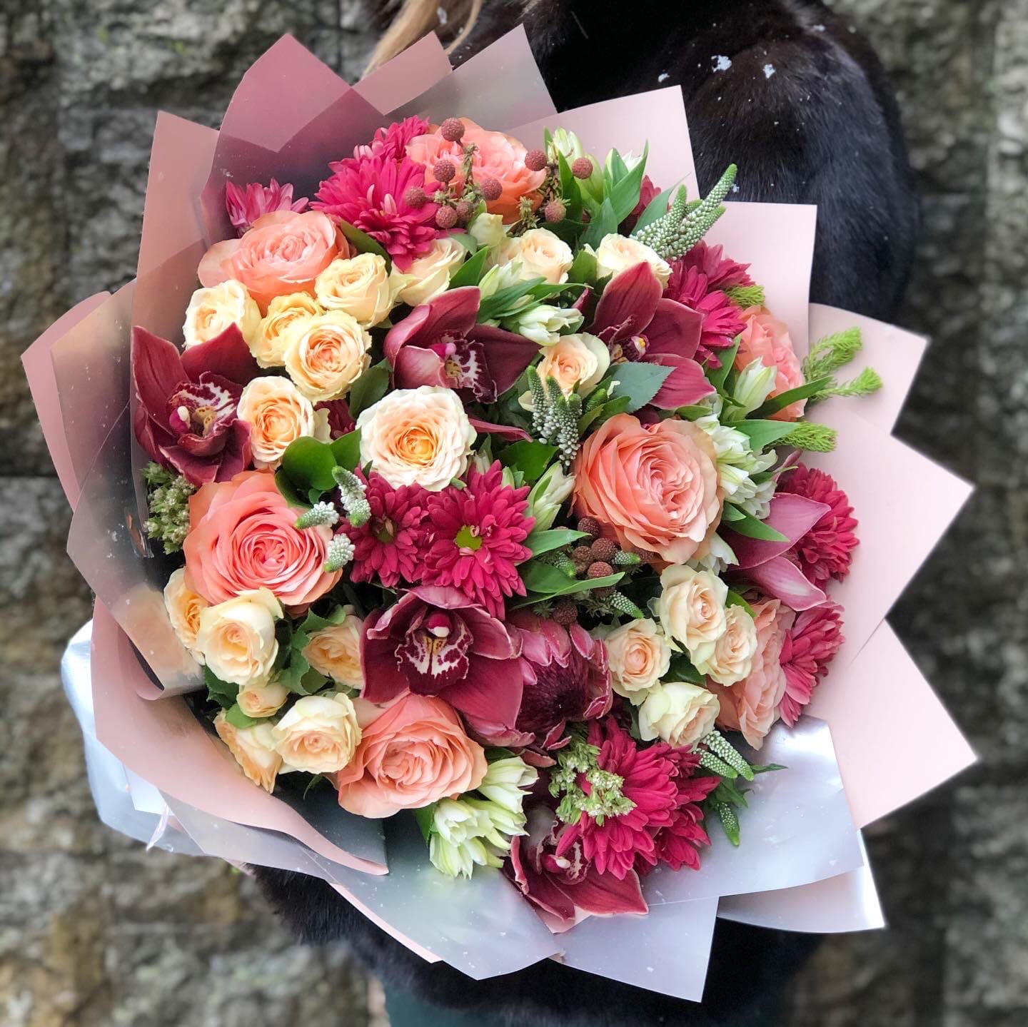 Букет С Юбилеем с розой Кахала и орхидеями-Доставка цветов в Москве.  Круглосуточная продажа живых цветов.